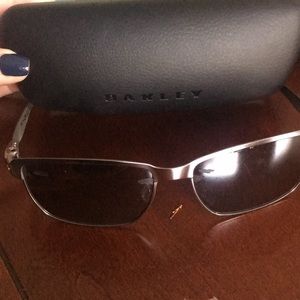 Oakley unisex sunglasses never worn, with case